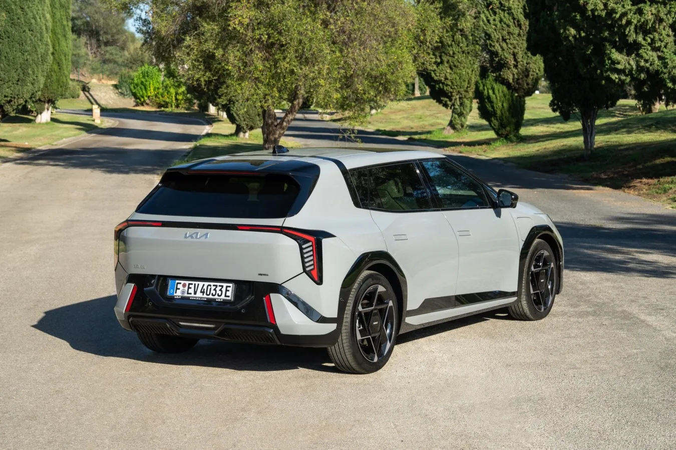Auch der EV4 steht auf der E-GMP-Plattform (Electric Global Modular Platform). Allerdings wurde bei ihm nicht wie z. B. beim EV9 und EV6 die 800-, sondern die 400-Volt-Version verbaut, die aber trotzdem bis zu 625 Kilometer WLTP-Reichweite ermöglicht.